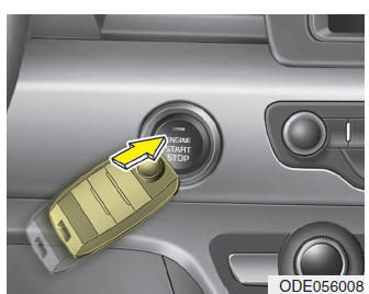 Przycisk ENGINE START/STOP (Uruchamianie/zatrzymanie silnika)